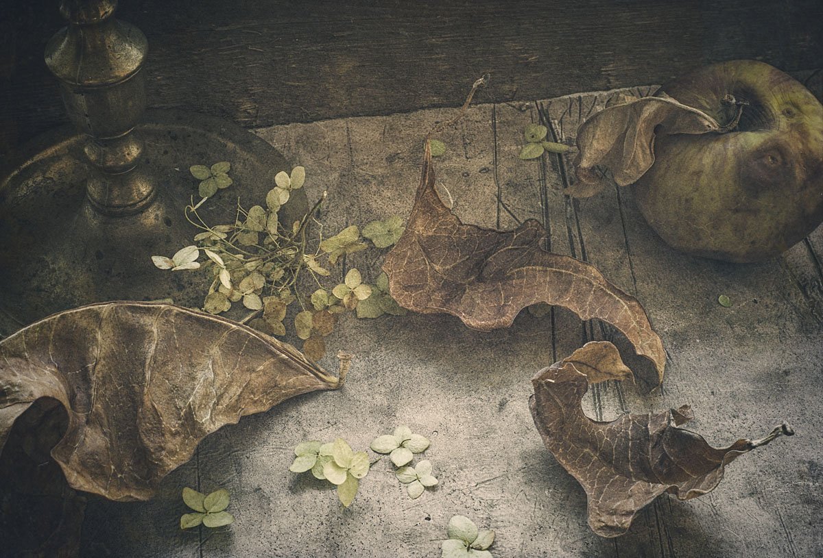 листья, желтые, осенние, сухие, опавшие, яблоко, подсвечник, осень, натюрморт, Игорь Токарев
