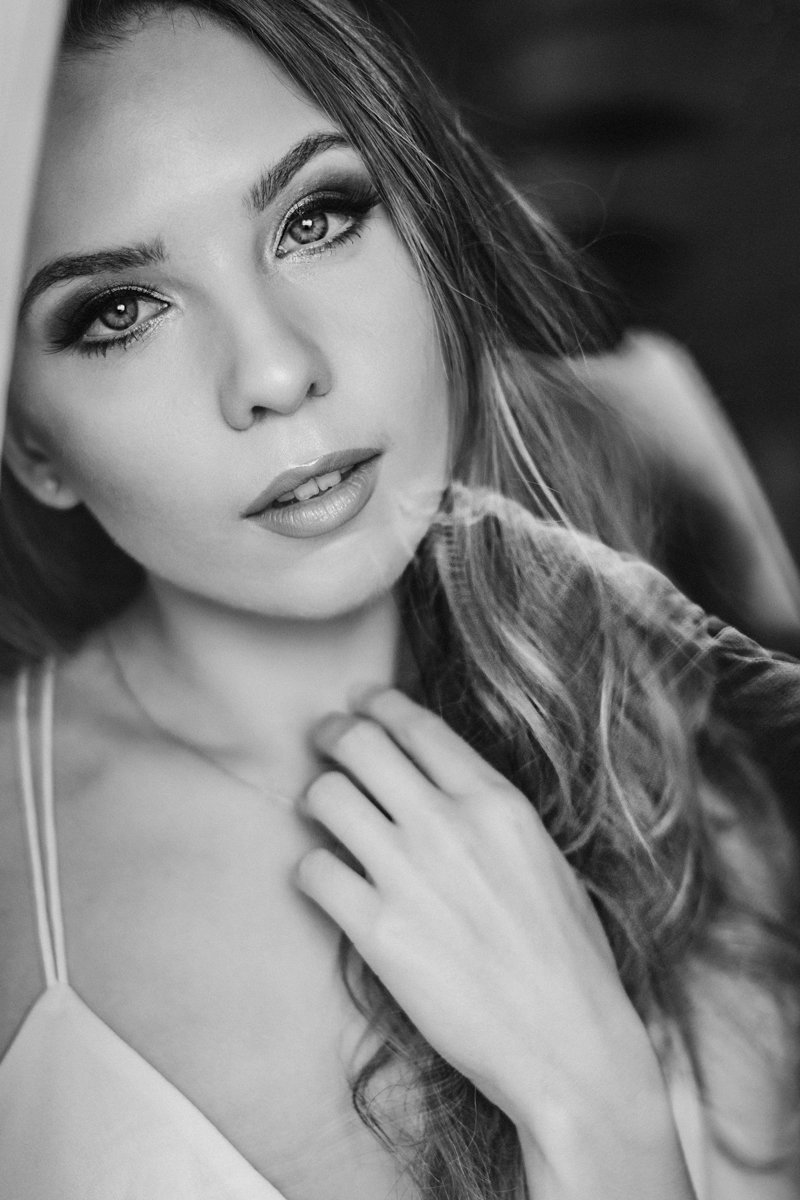 portrait, natural light, black and white, eyes, window, sensual, boudoir, Michał Laskowski