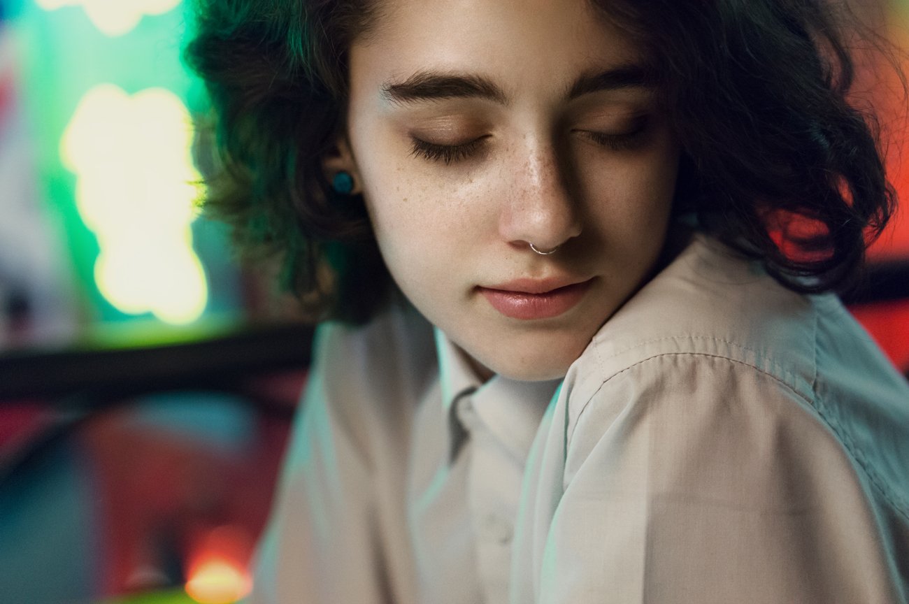 neon, light, close up, piercing, colorfull, natural, brunette, beauty, cafe, interior, Наташа Янкелевич