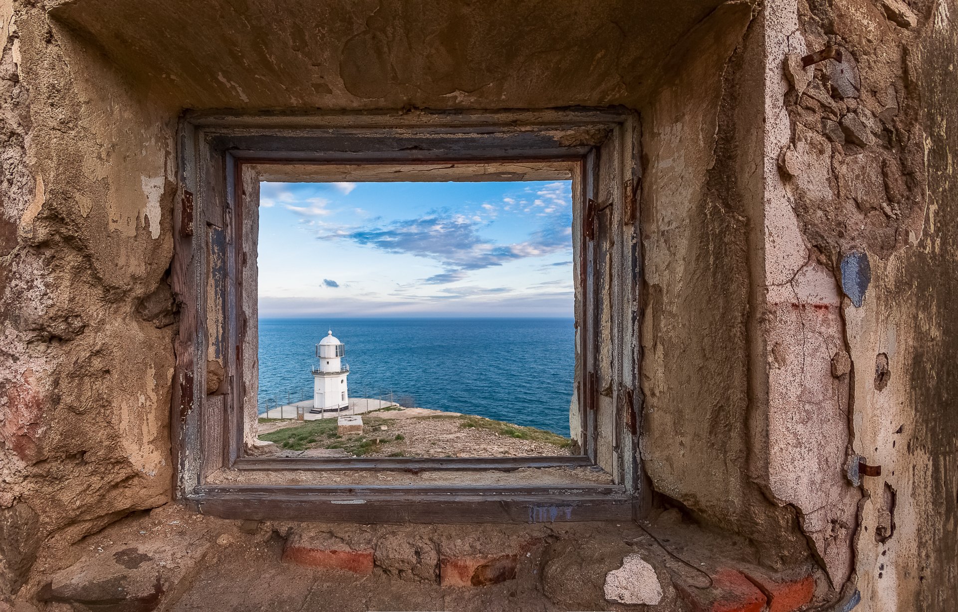 старое окно,маяк,море, Александр Манжосов