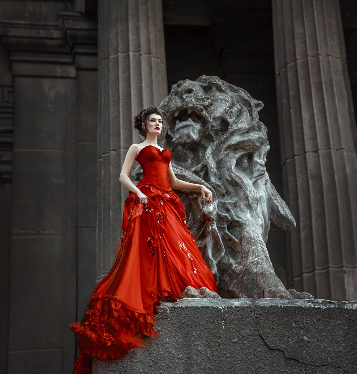 архитектура, лев, коллоны, модель, платье, красное, девушка, величественная, властная, красивая, Дарья Яковенко