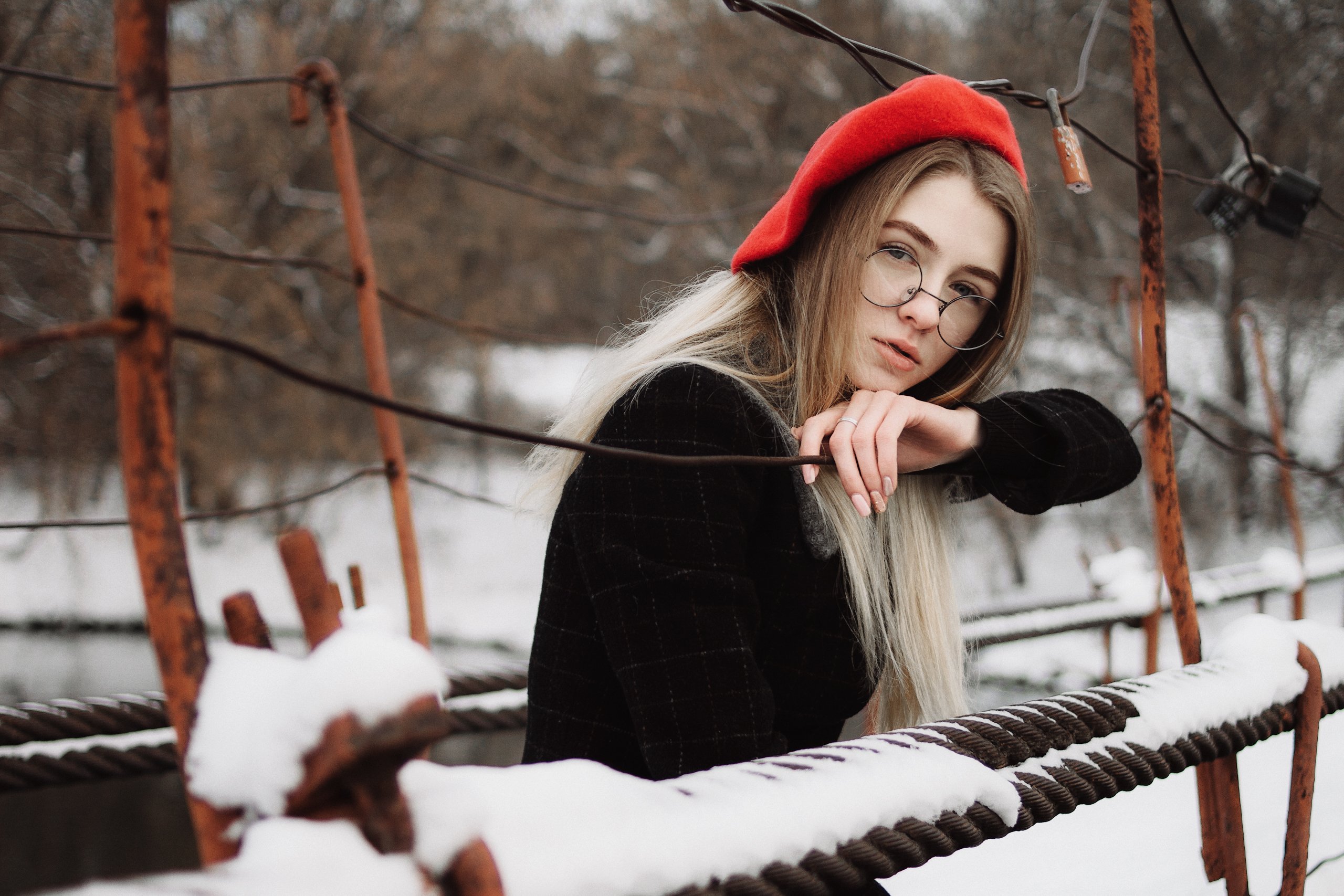 девушка, портрет,  натуральный свет,  снег, зима, холод, мост, очки, берет, речка, Иван Копченов