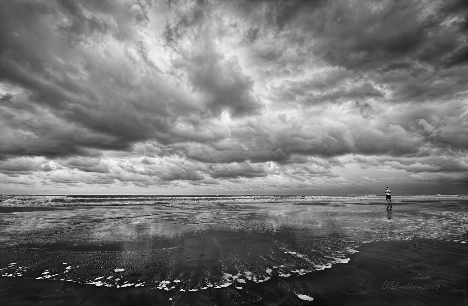пляж, море, волны, бегун, облака, небо, ч/б, Sergey Drobkov
