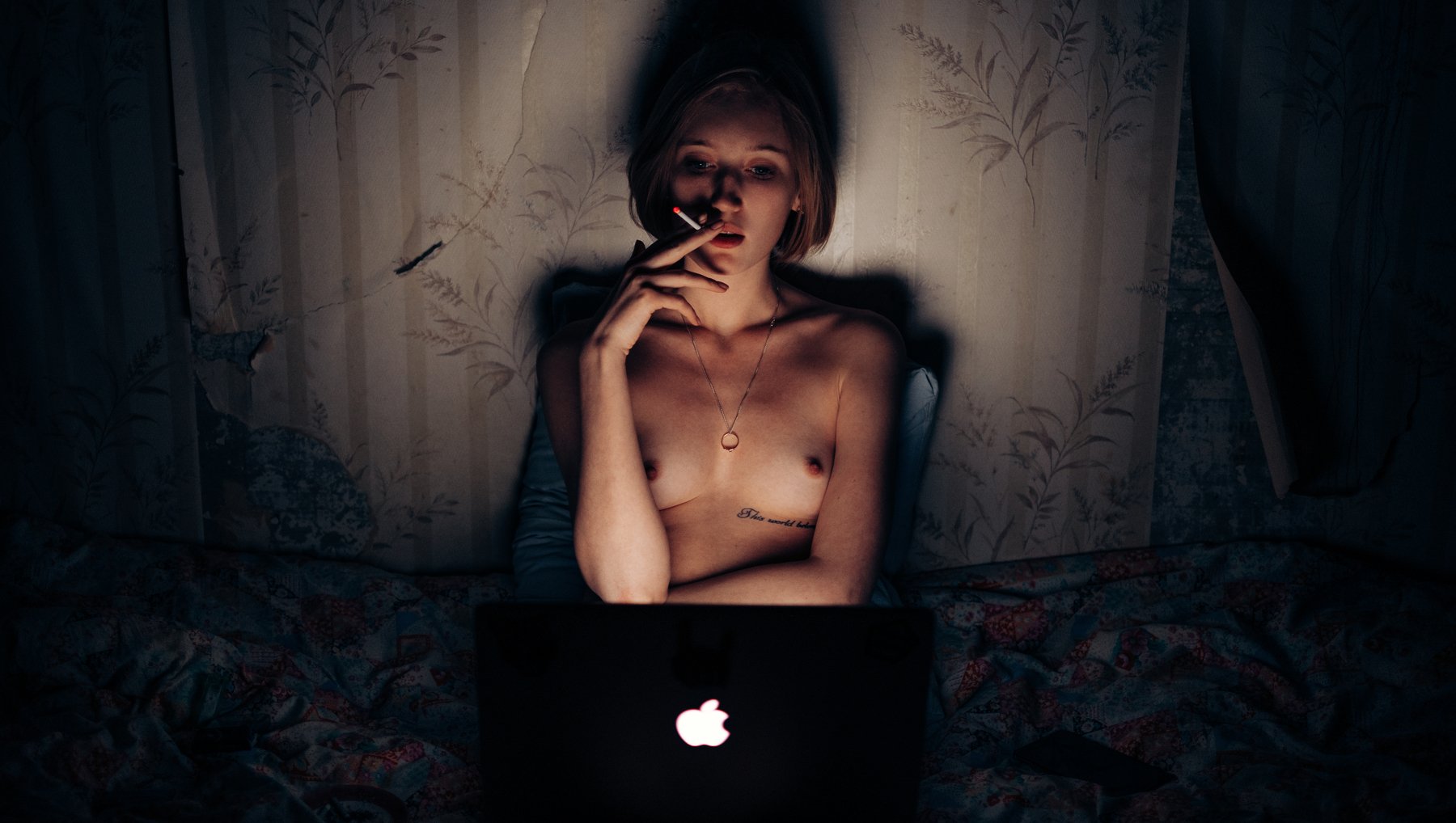 girl, at home, mac, MacBook, laptop, nude, naked, night, russia, ufa, fujifilm, fujifilmru, bed, room, net, smoke, smoking, , Роман Филиппов