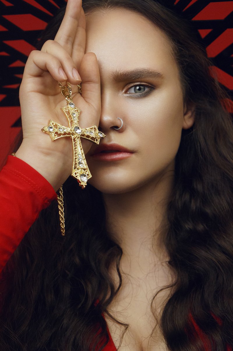 make up, girl, cross, red, accessories, hand, sight, eyes, closeup, Наташа Янкелевич