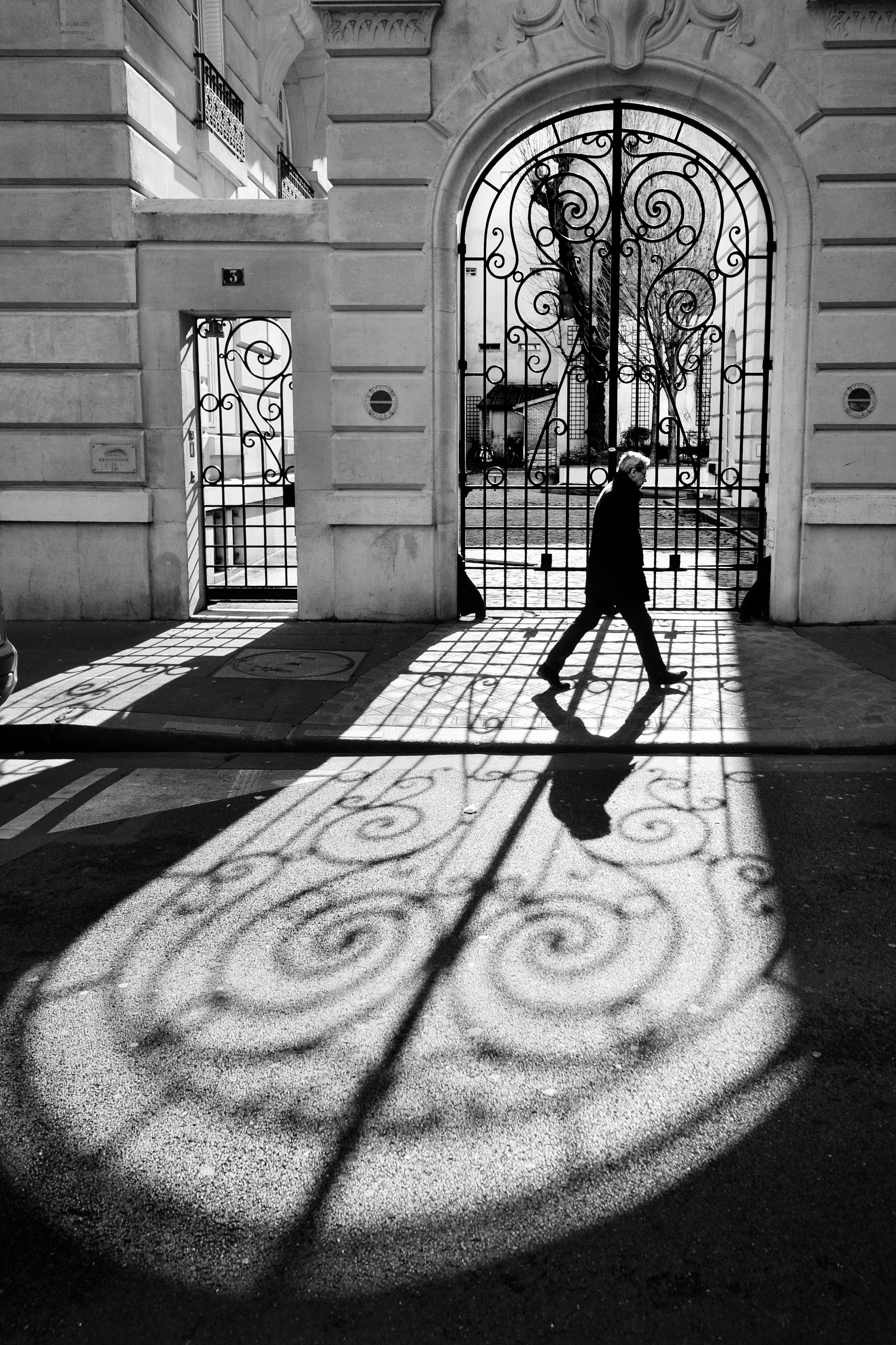 street, city life, man, walking, spontaneous, paris, shadow, line, lattice, contre-jour, Endegor