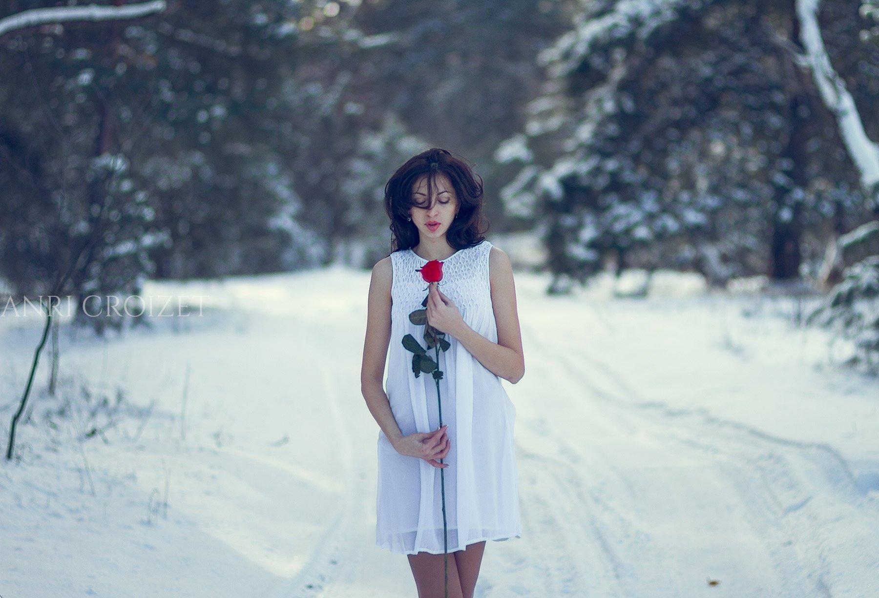 Девушка в платье на снегу