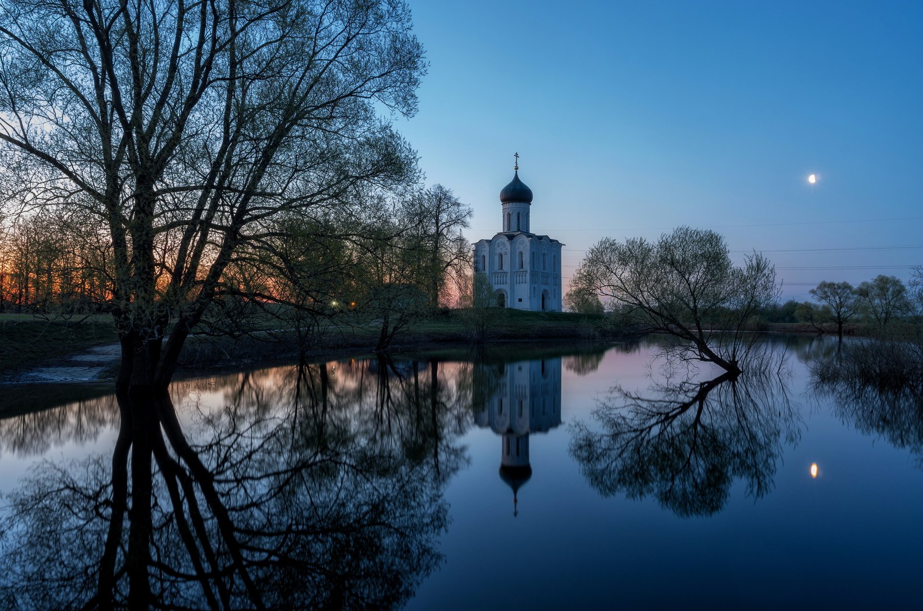 Ранняя церковь. Церковь Покрова на Нерли Весна. Река Нерль Суздаль. Церквь Покрова река Нерли. Покрова на Нерли Владимирская область.