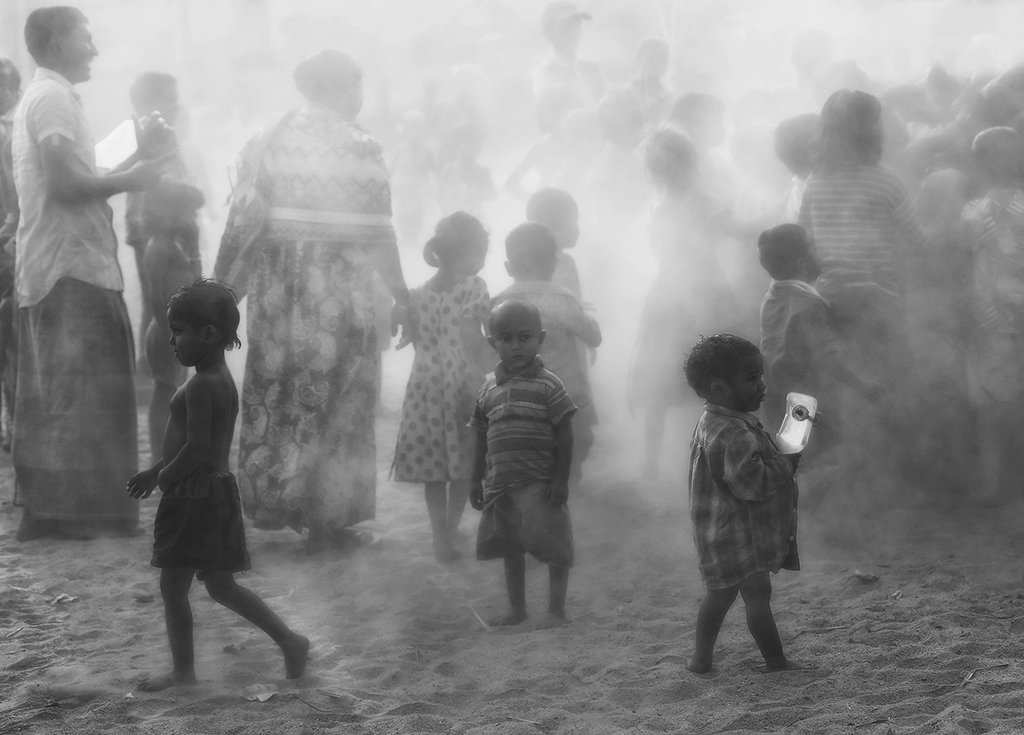 бангладеш, пыль, песок, дымка, грязь, толпа, дети, мальчик, одиночество, ALLA SOKOLOVA
