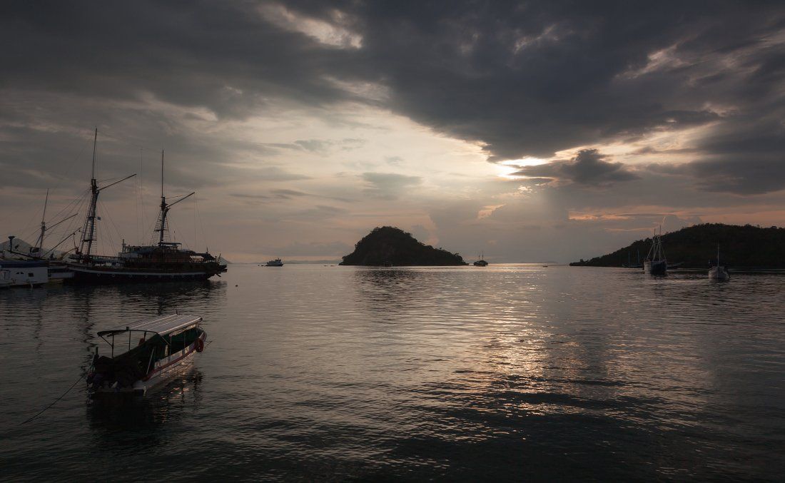 Море лодки корабли острова вечер облака Индонезия Флорес, Георгий Машковцев