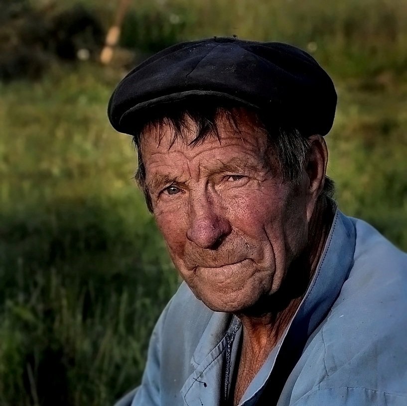 Пожилой старый мужчина. Старики в деревне. На деревню к дедушке. Старик в кепке. Пожилой деревенский мужчина.