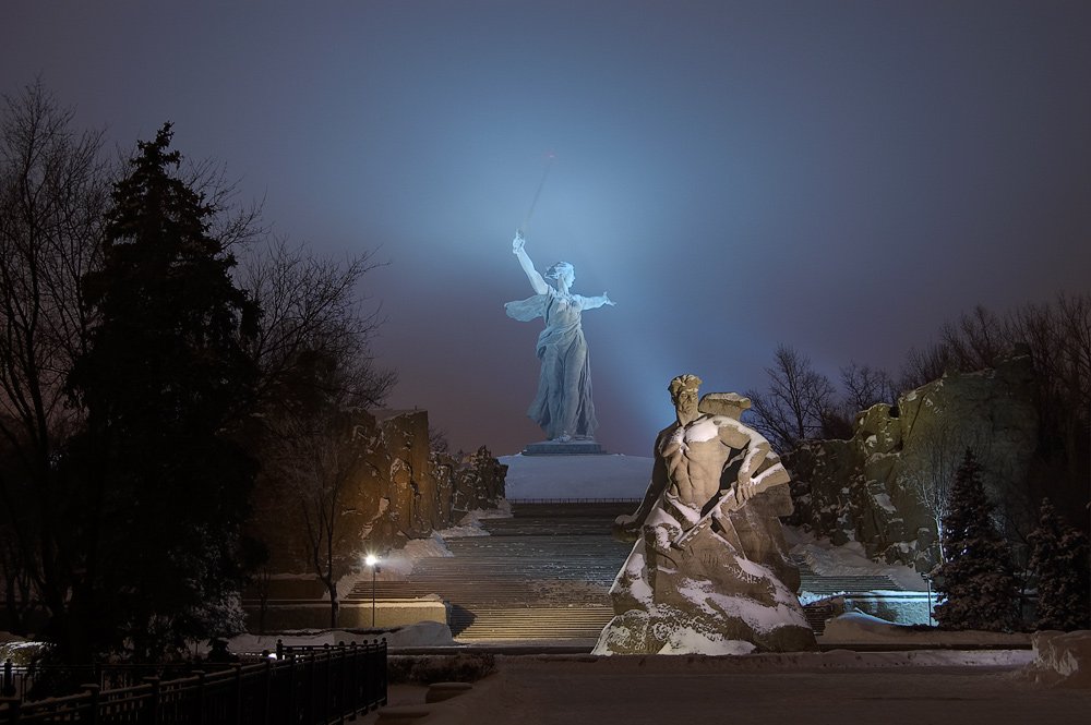 Мамаев курган ночью. Мамаев Курган Волгоград. Мамаев Курган Родина мать. Волгоград мемориальный комплекс на Мамаевом Кургане. Ночной Мамаев Курган Волгоград.