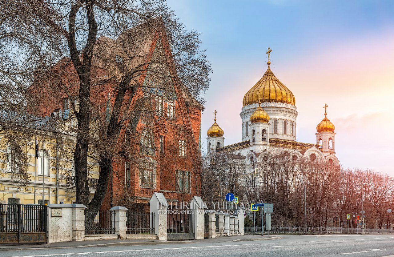 Дом Перцовой и Храм Христа Спасителя. Фотограф Юлия Батурина