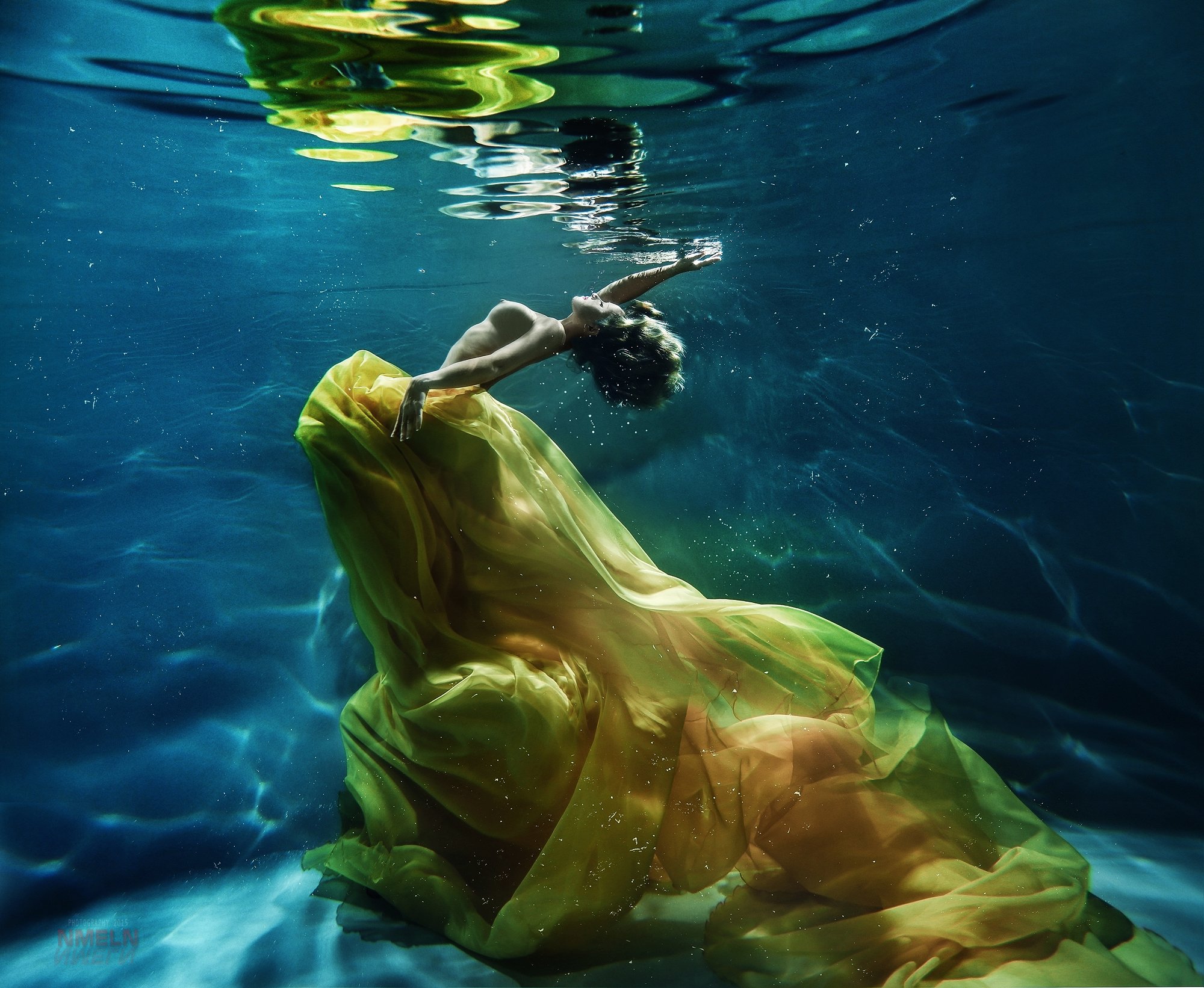 15 про под водой. Подводная фотосессия. Съемка под водой. Под водой. Девушка под водой.