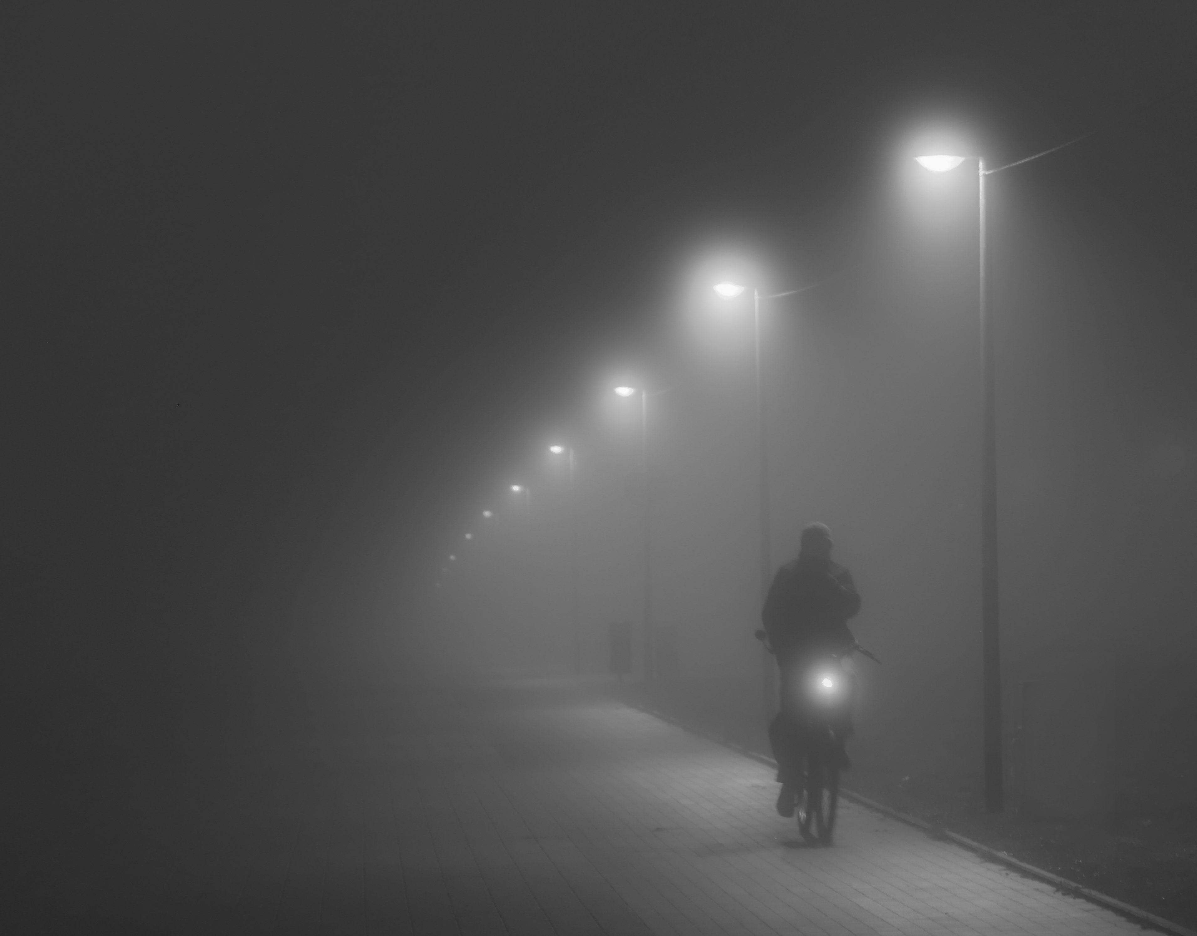 cyclist in the fog, Anna