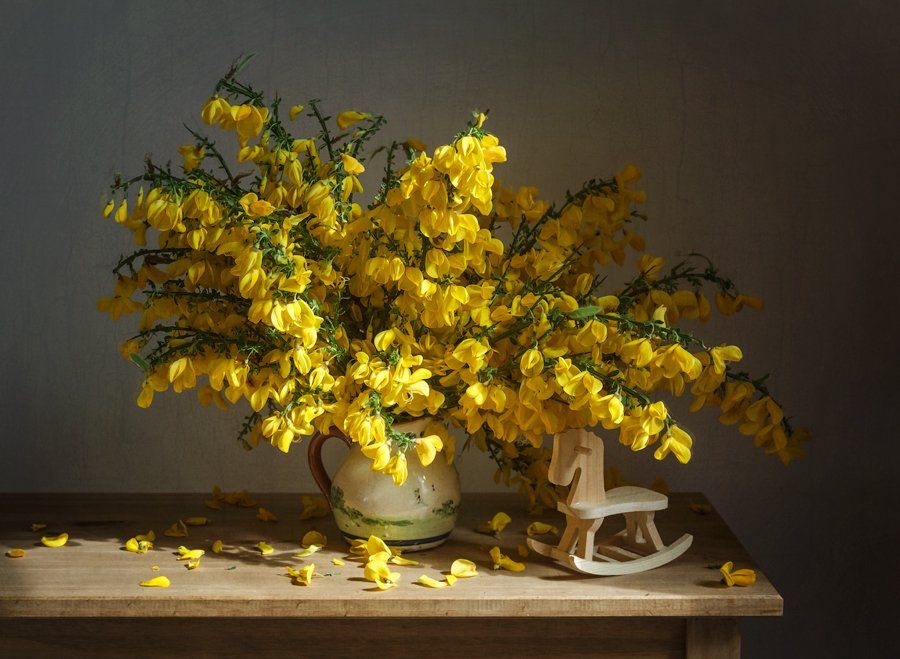желтые цветы, деревянная лошадка, букет, кувшин, Anyuta Gillespie