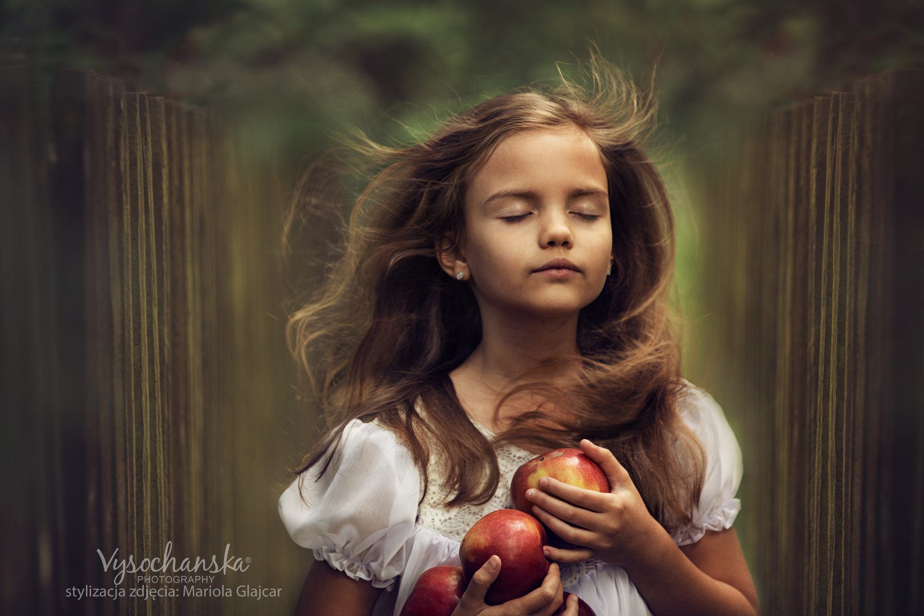 girl, little, eyes, grey, portrait, девочка, голубые глаза, портрет, apples, Vysochanska Photography