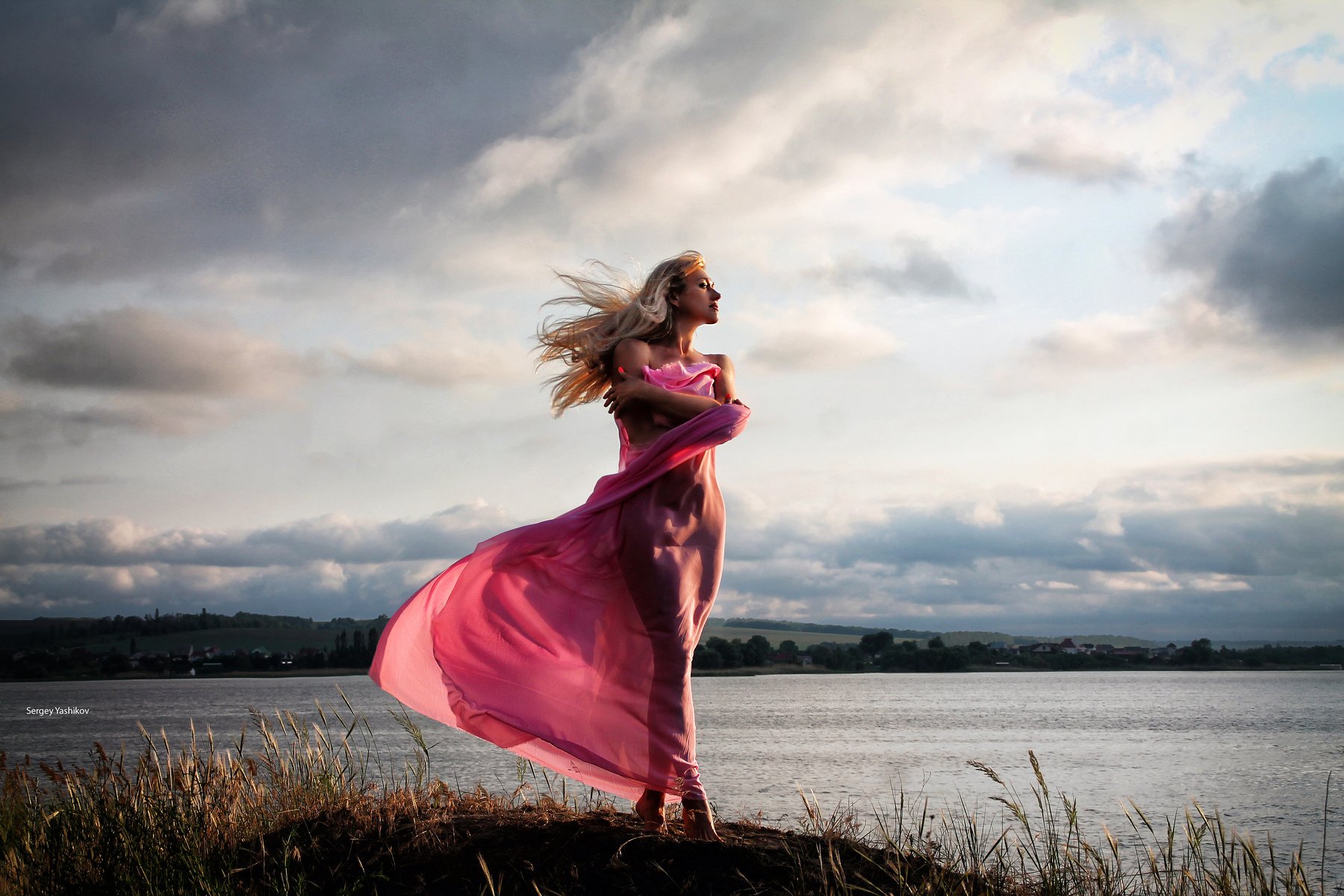 На ближайшем ветру. Девушка в платье на ветру. Розовое платье на ветру. Девушка в платье фото и ветер. Платье развивающееся на ветру.