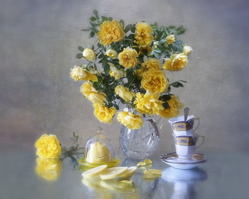 натюрморт, лето, капли дождя, стекло, букет роз, желтые розы, чайная посуда, лимон, Ирина Приходько