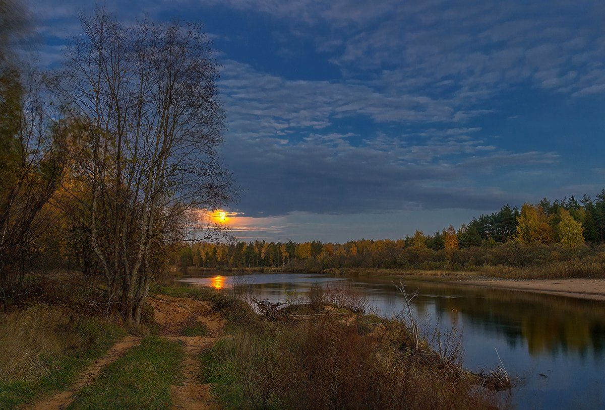 Поздний теплый вечер. Устюжна река осень. Природа вечер. Вечер на реке. Пейзаж вечер.