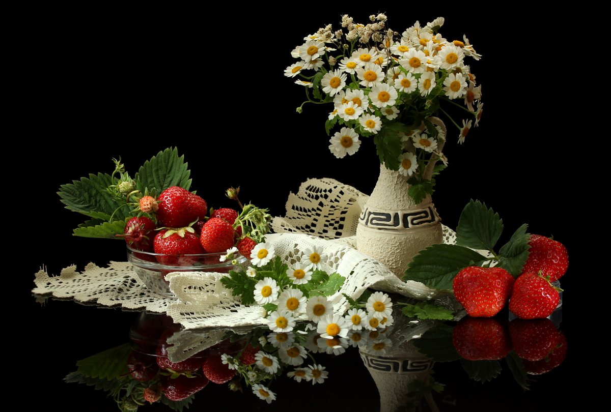 натюрморт, цветы, хризантемы, ваза, ягоды, клубника, Шруб (Беляева) Татьяна