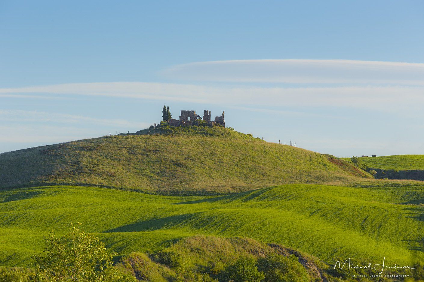 tuscany,italia,spring,green,hill,house, old, destroyed,grass,sky, Michael Latman