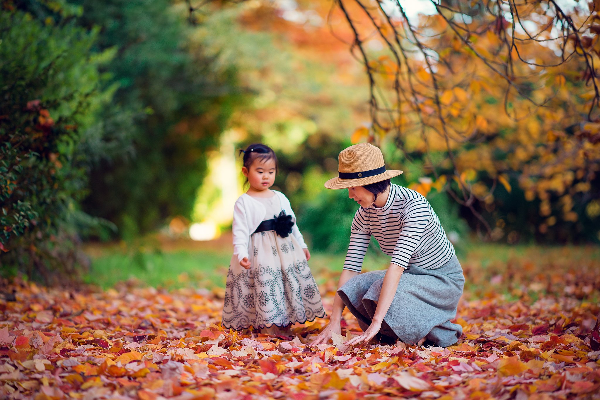 kid, child, girl, natural light, autumn, kidsfoto, colour, leaf, mother and daughter, childhood, love, Derek Zhang