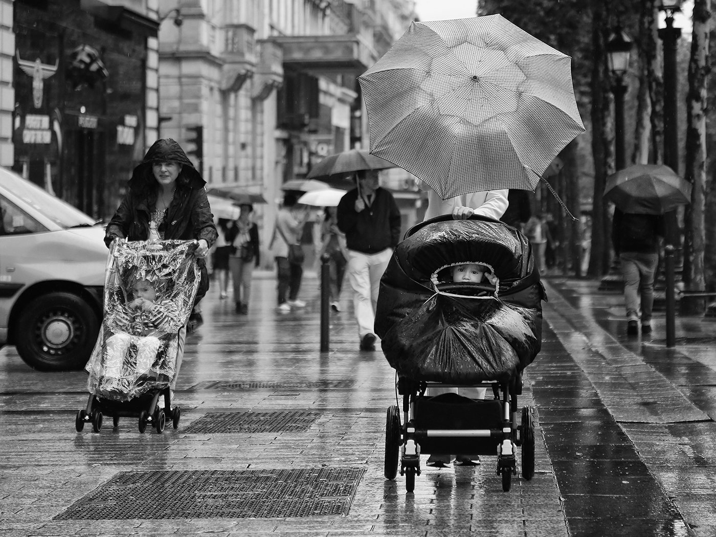 дети, коляска, окно, дырка, проём, зонты, дождь, париж, елисейские поля, улица, прохожие, ALLA SOKOLOVA