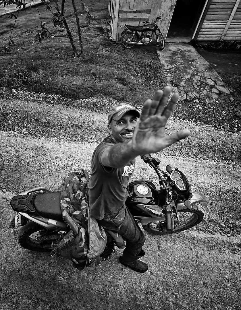 мотоцикл, мужик, работяга, дорога, дом, вход, приветствие, ладонь, рука, ракурс, улица, доминиканская республика, ALLA SOKOLOVA