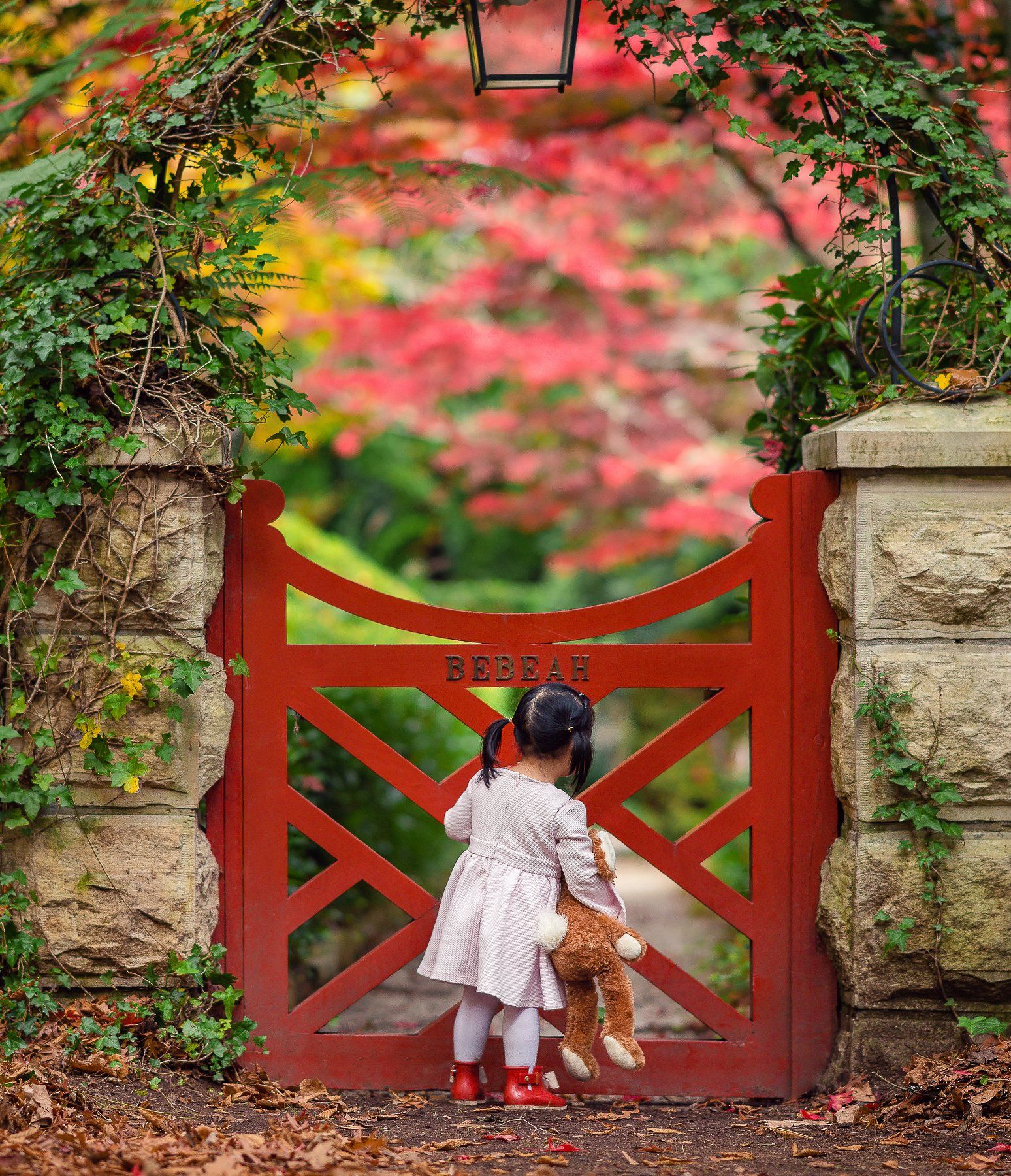 kidsfoto, girl, childhood, red, leaf, autumn, fall, gate, colour, natural light, Derek Zhang