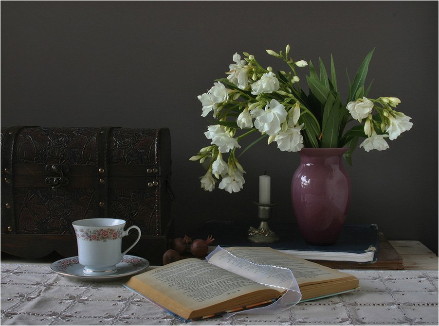 цветы олеандра,шкатулка,ваза,свеча, Валентина Булкина