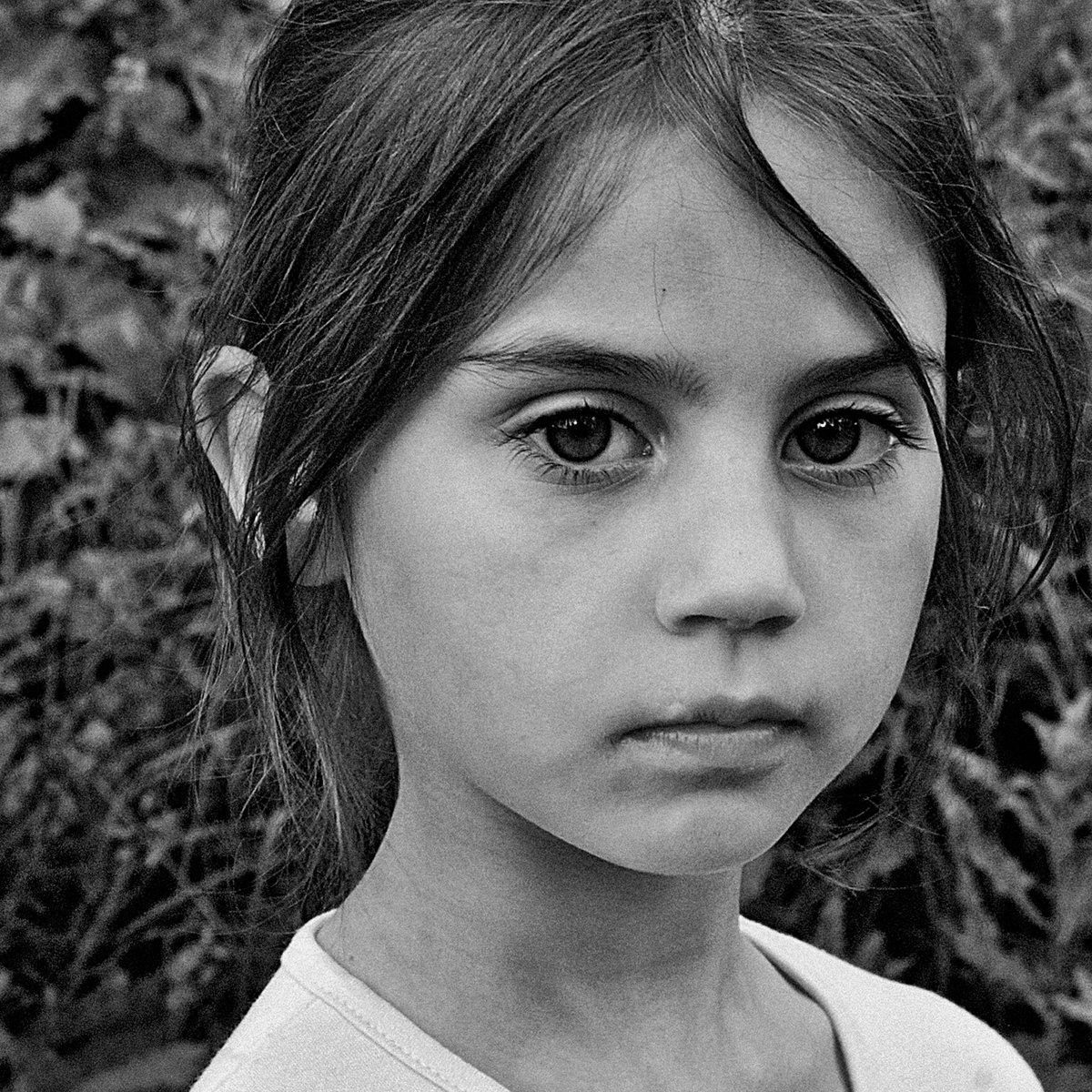 Black and white children. Фотопортрет подростка. Дети с черными глазами ужасные. Глаза ребенка черное белое. Маленькая девочка с черными глазами чёрно-белые фотографии.