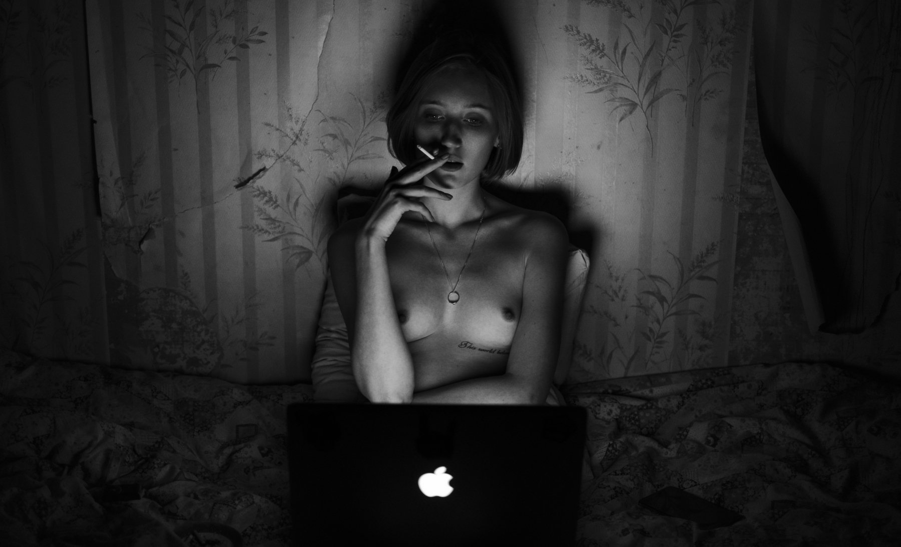 fujifilm, fujifilmru, nude, naked, smoke, smoking, night, apple, mac, MacBook, at home, b&w, black and white, ufa, Роман Филиппов