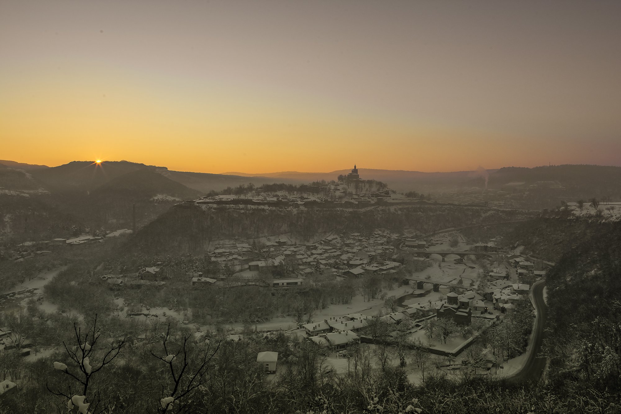 Bulgaria,Veliko Tarnovo,sunrise,winter,cold,snow,landscapes,orange,old town, Даниел Балъков