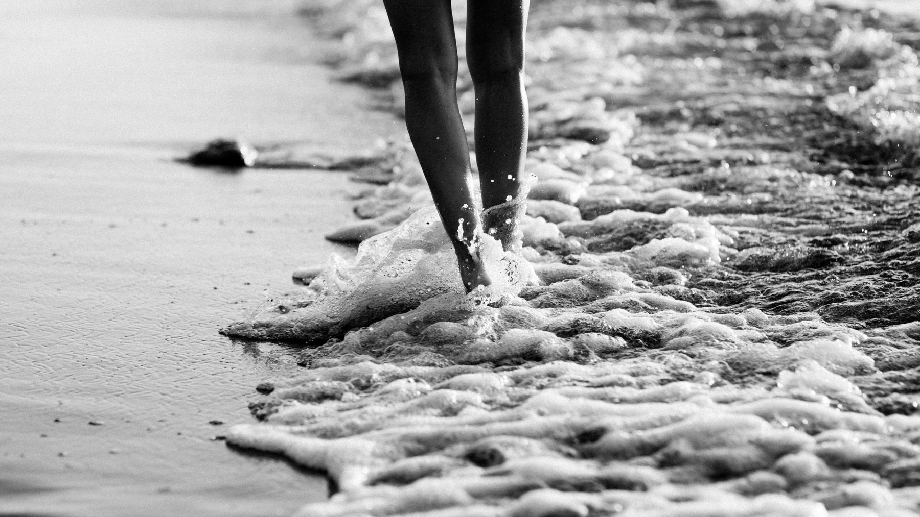 девушка, пляж, море, брызги, вода, ноги, ч/б, Гозун Радослав