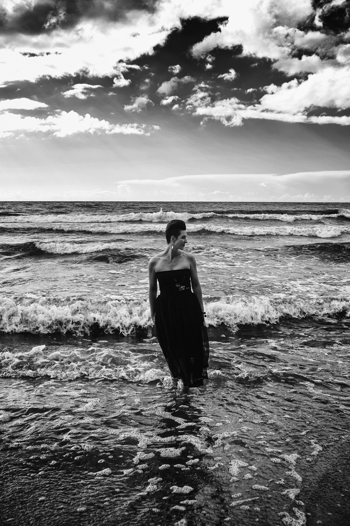 женщина портрет море латвия волны небо тучи облака, Павел Куренбин