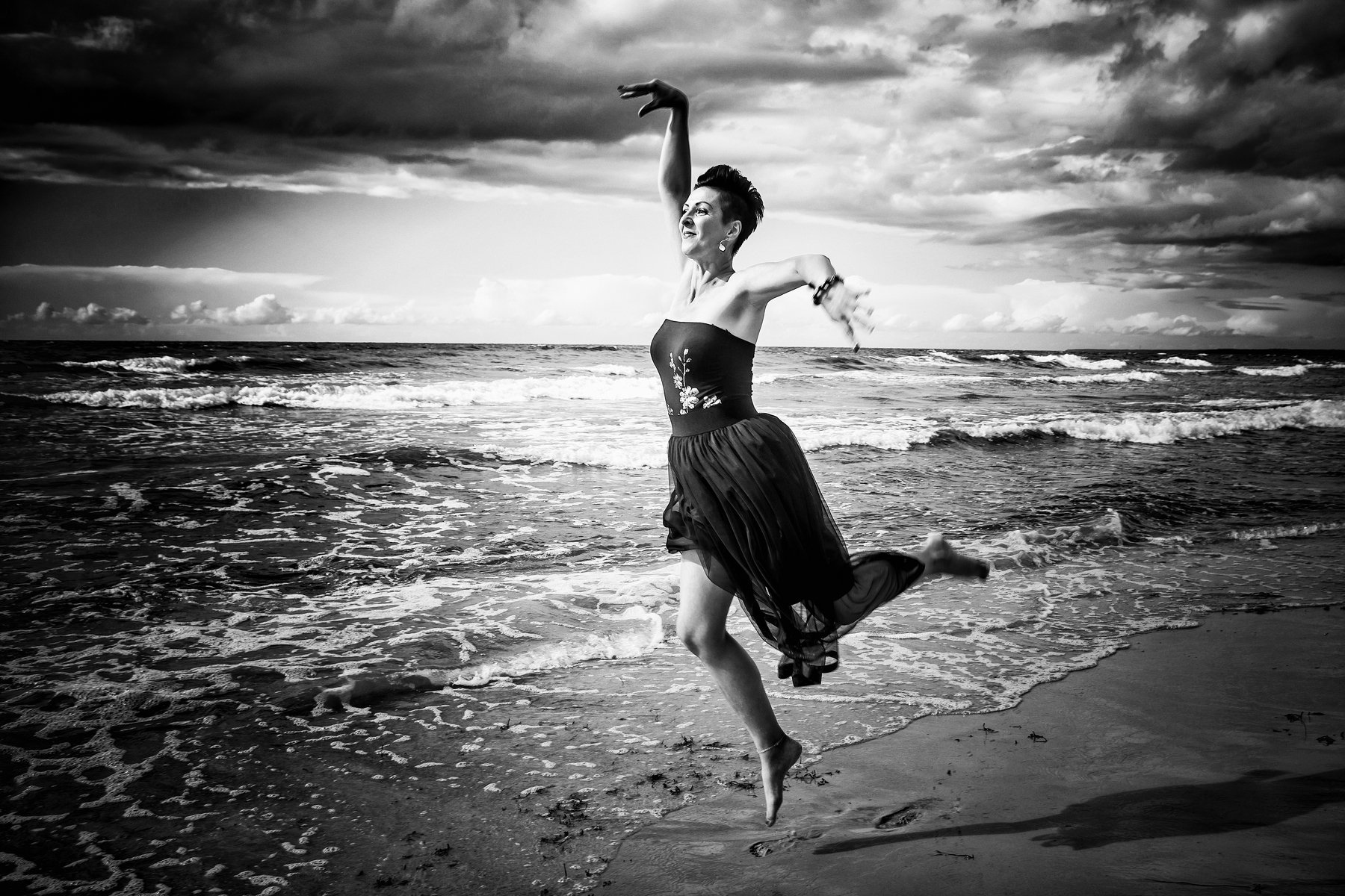 женщина танец море волны латвия песок тучи облака, Павел Куренбин
