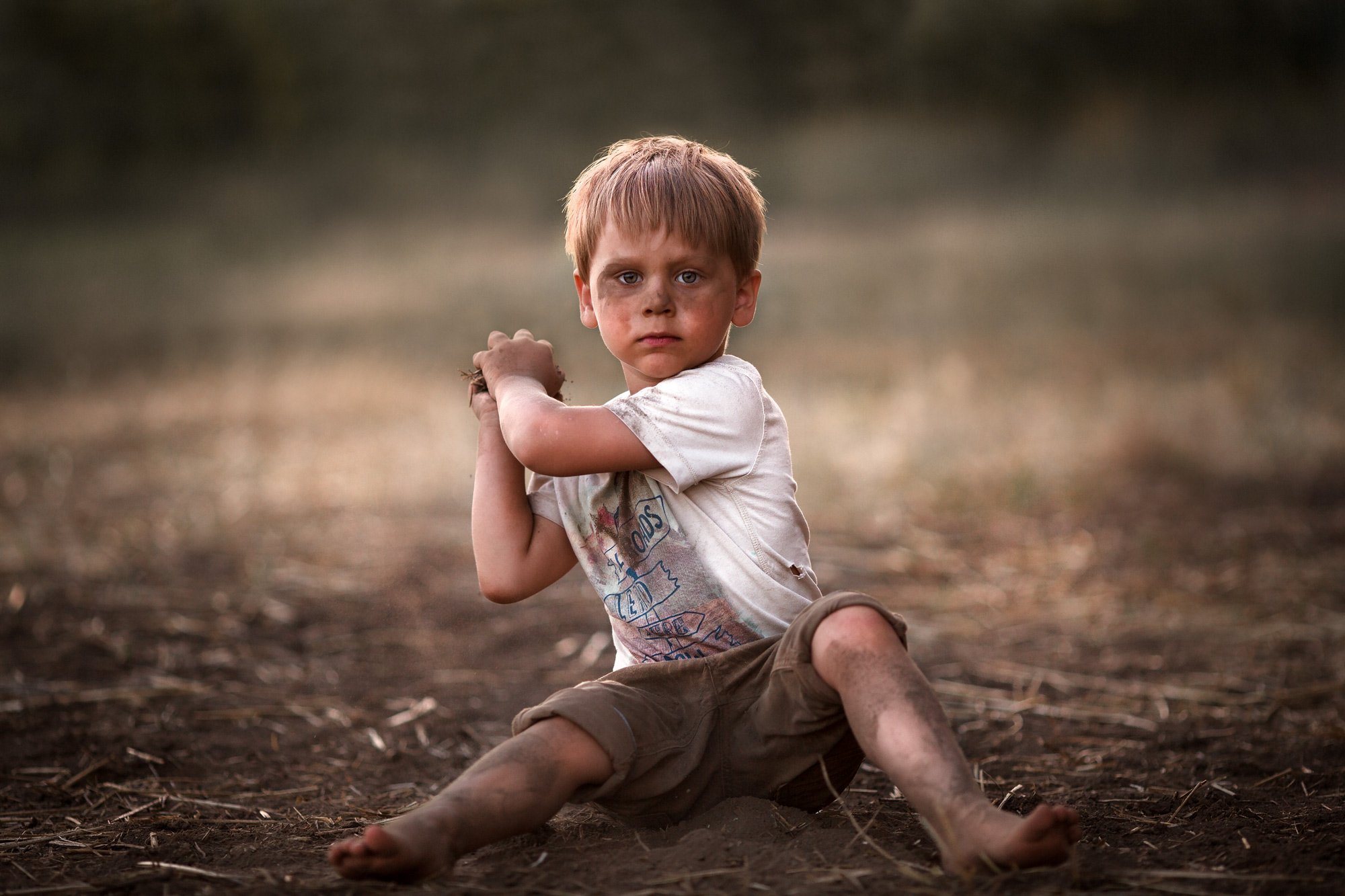 ребенок мальчик поле пыль вечер игра удовольствие забавы 85мм эмоции взгляд портрет, Евгения Брусенцова