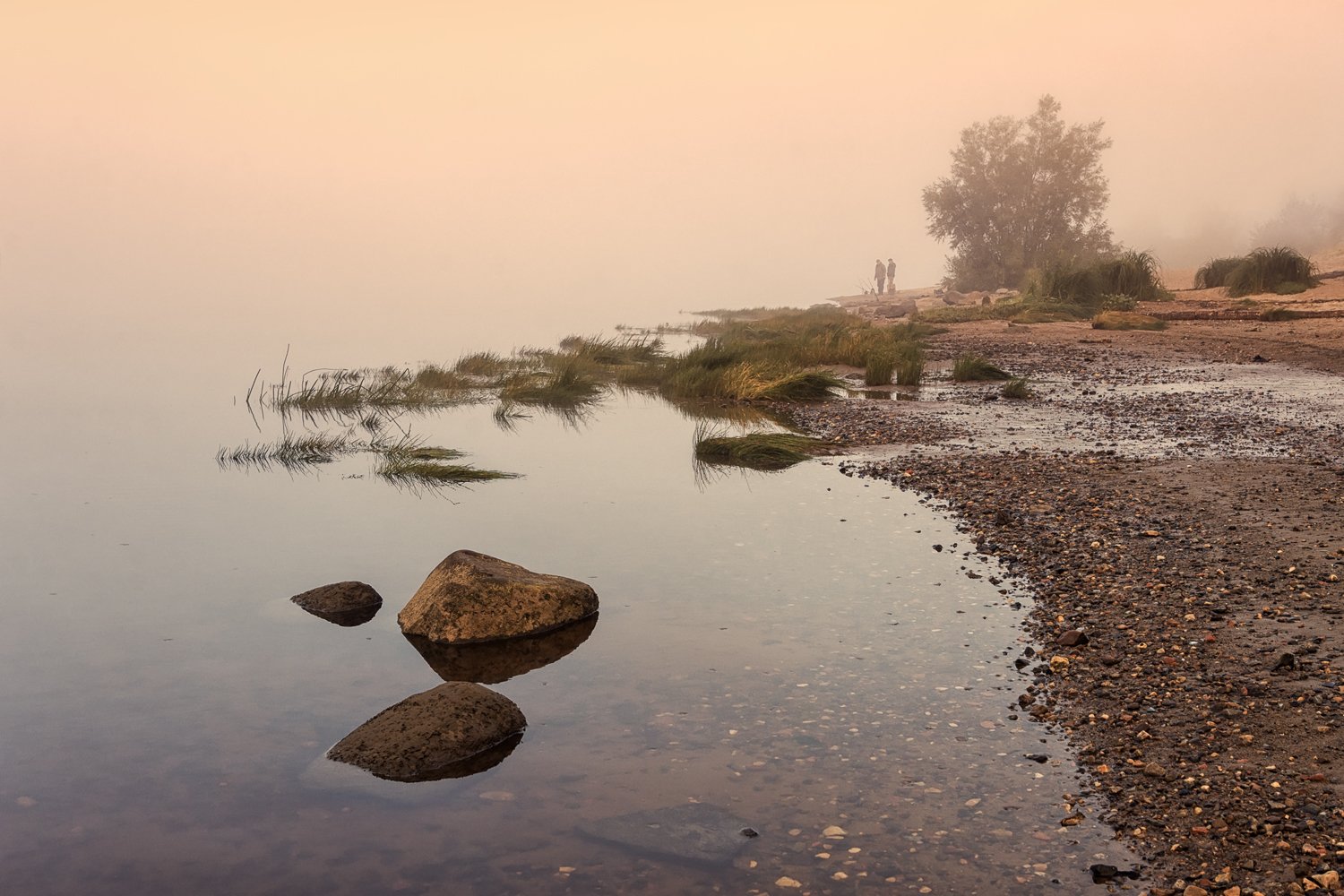 осень утро река туман берег камни рыбаки, Ра Вера