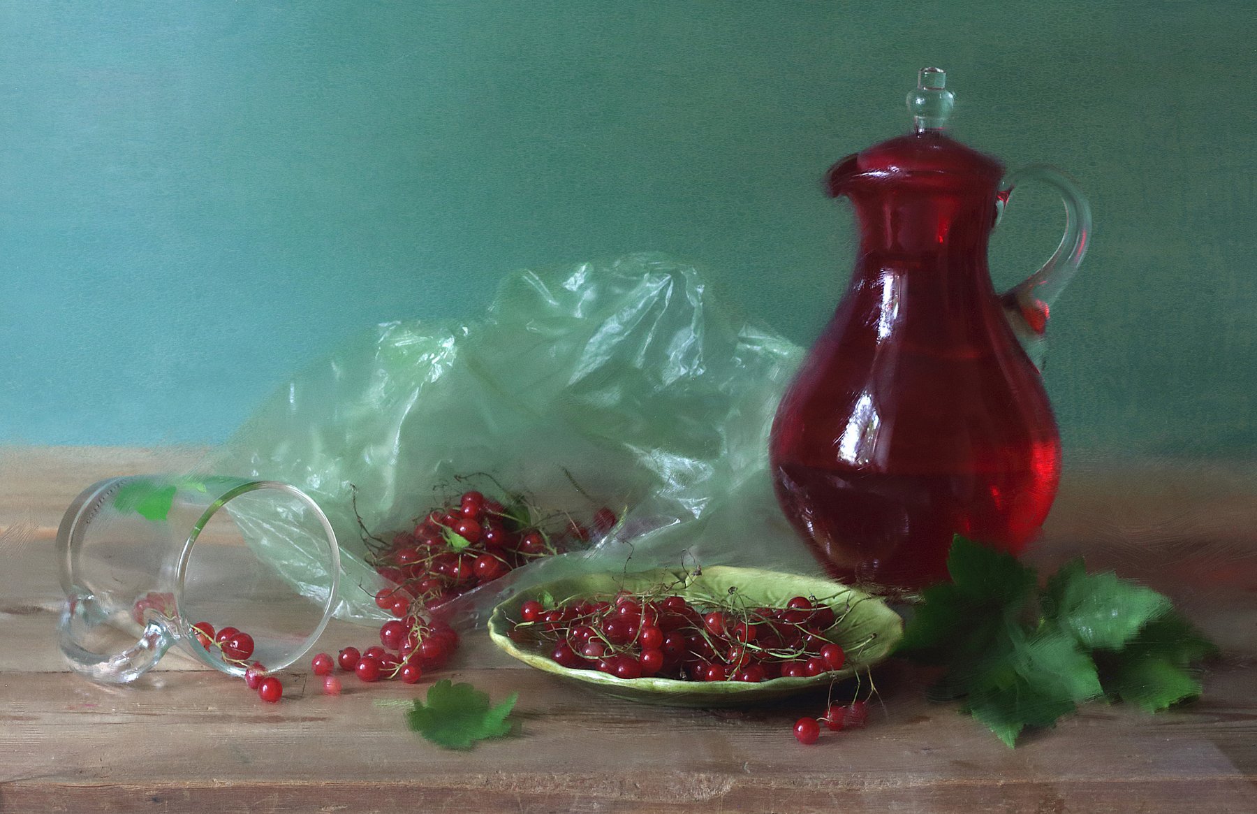 красная смородина,  стеклянный графин, стеклянная кружка, листья, Марина Кулакова