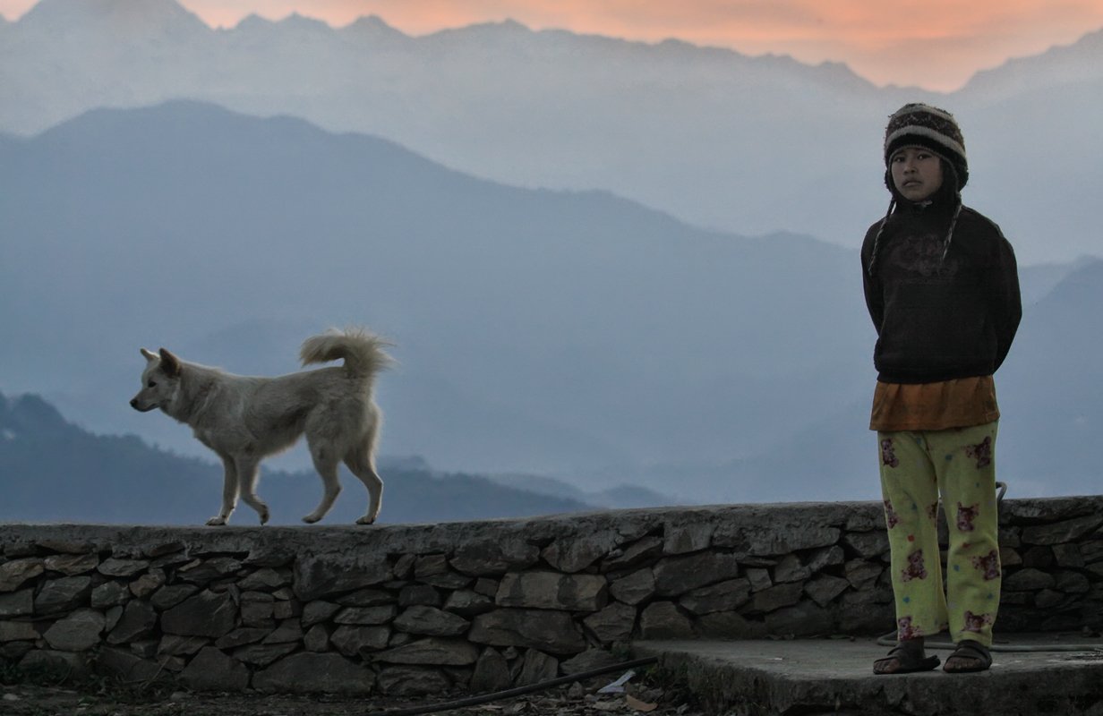 непал, гималаи, мальчик, раннее утро, утро, рассвет,  собака, мальчуган, пижама, горы, Tatyana Forever