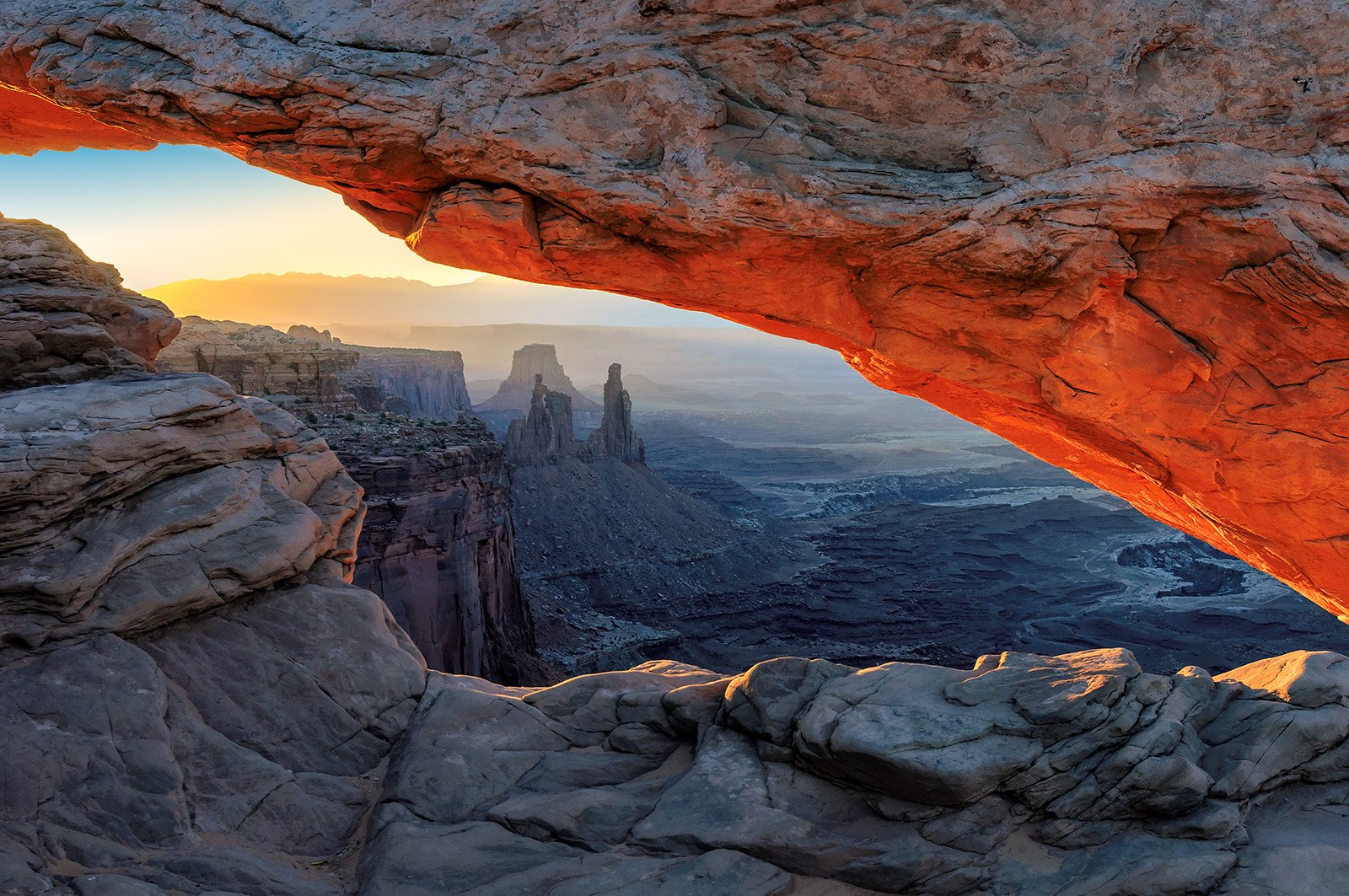 arch, mesa, utah, desert, america, usa, red, sunrise, canyon, canyonlands, national, park, landscape, travel, moab, attraction, landmark, united, states, famous, nature, rock, sun, natural, dawn, light,, Дмитрий Виноградов