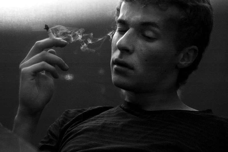 молодой человек, сигарета, дым, Павел Круглик