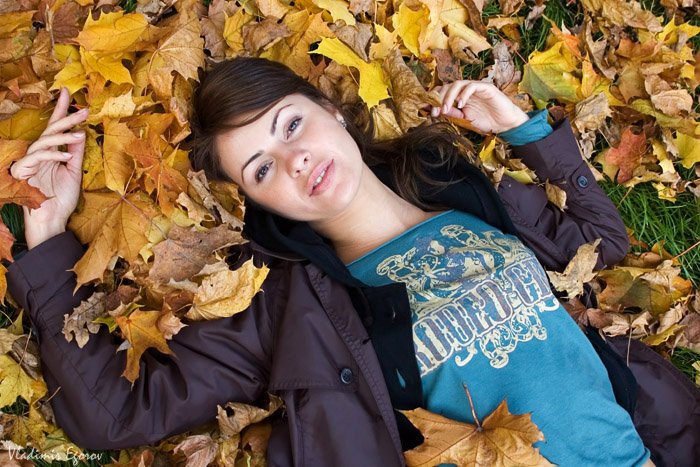 девушка, осень, желтые листья, клен, лежать, Vladimir Egorov
