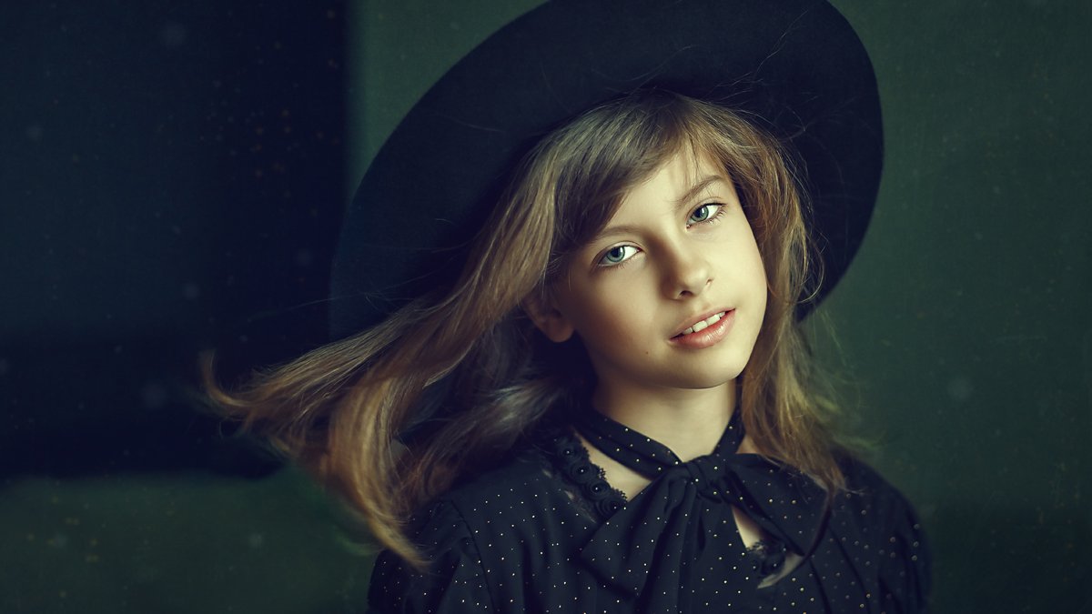 портрет, девочка, дети, в шляпе, черный, желтый, зеленый,, Марина Кондратова