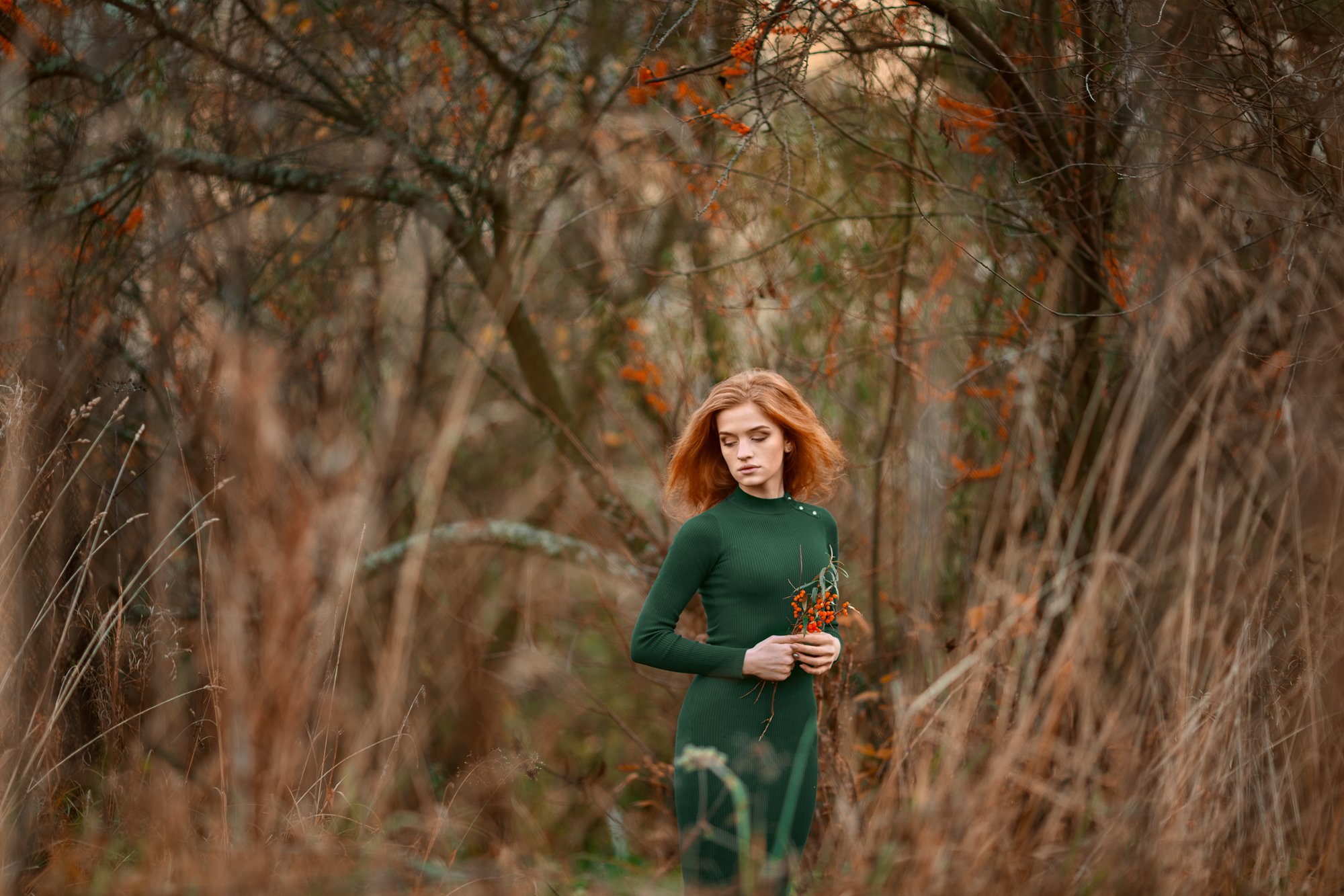 девушка, потрет, облепиха, рыжие волосы, осень, красота, настроение, зеленый и оранжевый, лес, Ирина Платонова