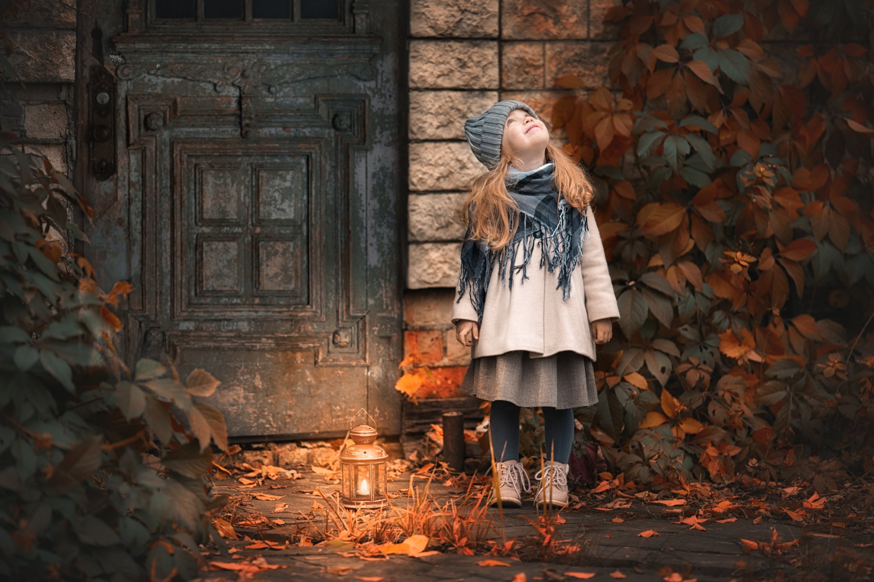 осень, фонарь, старая дверь, девочка, пальто, листья, ребенок, сказка, Arma Gray
