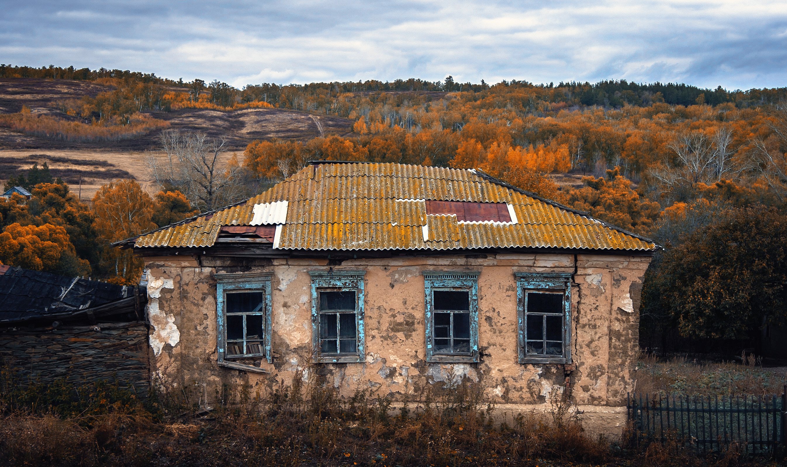 дом, пустой, заброшенность, окна, крыша, осень, сара, Илья Логачёв