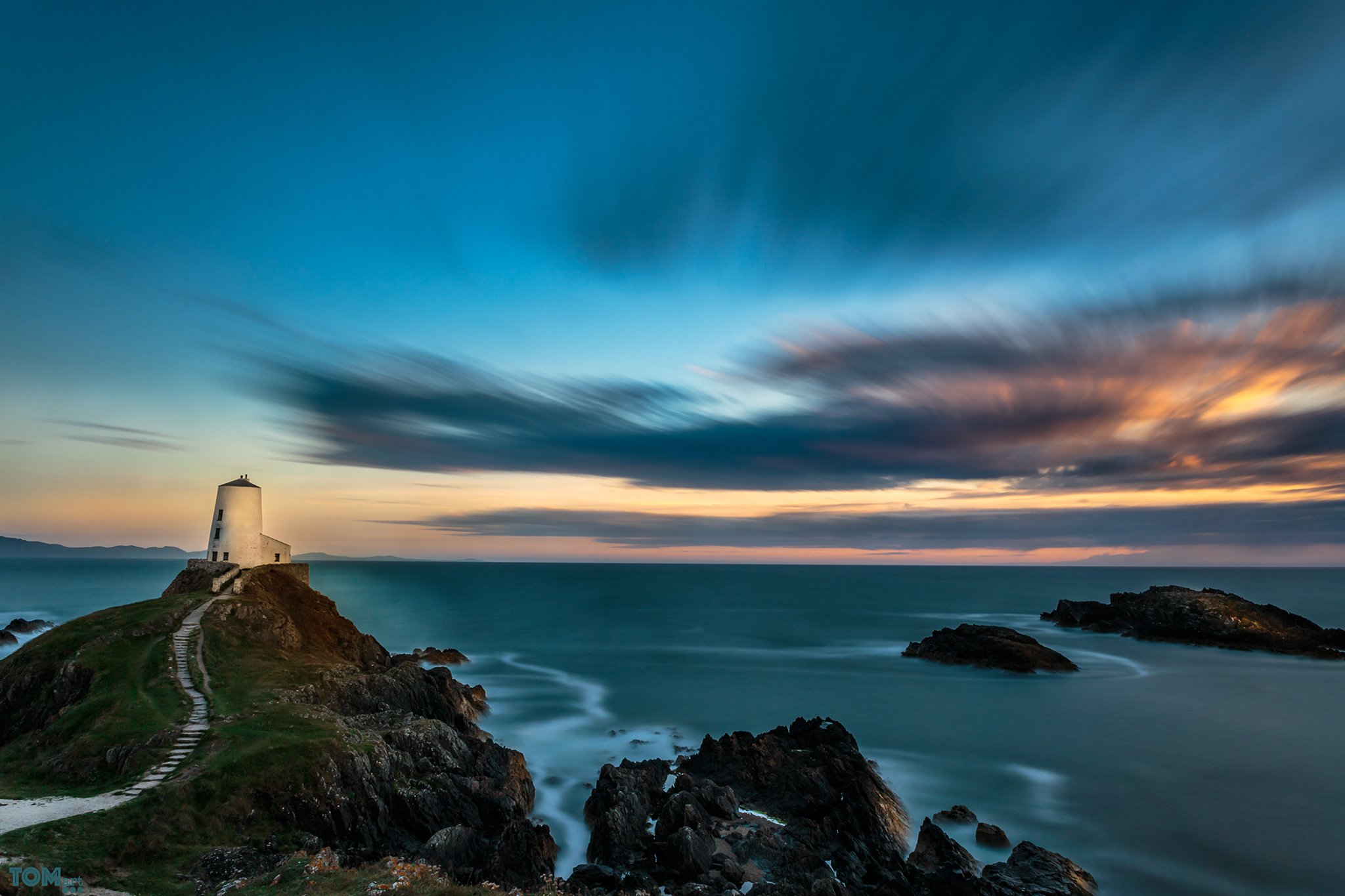 sea motion uk england water blue sunset waves sun lighthouse stone rocks rock green blue yellow clouds cloud sky , Tomasz Łyszczek