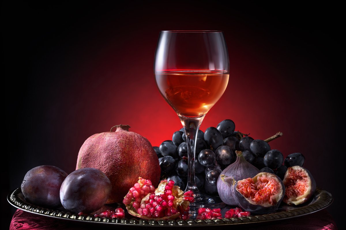 вино, виноград, инжир, бокал, гранат, слива, красный фон, Tom Fincher